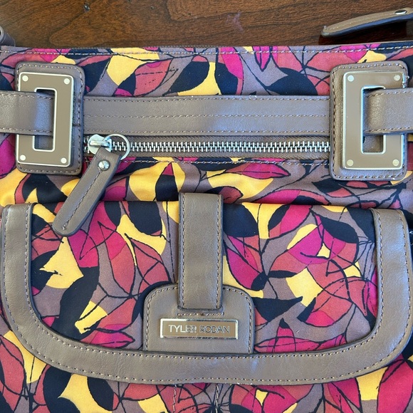 NWOT Tyler Rodan crossbody bag with multiple zipper pockets - Picture 2 of 9